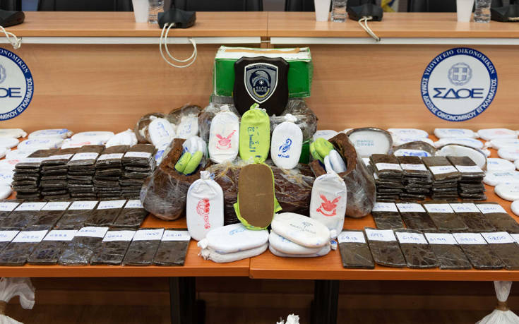 Κάνναβη 1,2 τόνων που βρέθηκε κρυμμένη σε χουρμάδες στον Πειραιά - ΒΙΝΤΕΟ