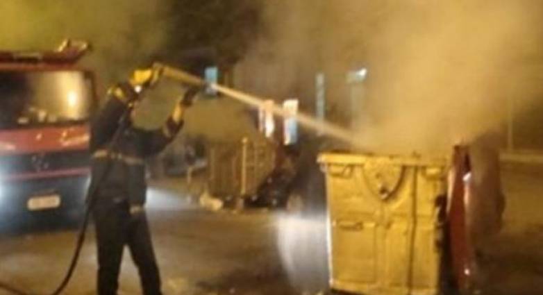 "Φούντωσαν" τρεις κάδοι απορριμμάτων τα ξημερώματα στα Αραχωβίτικα