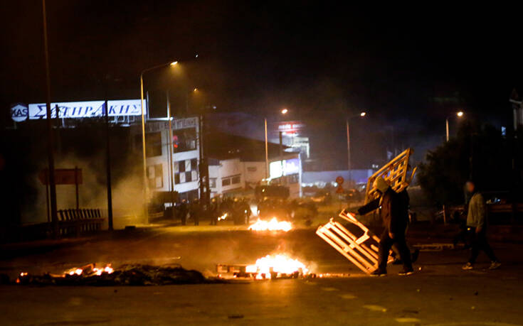 Λέσβος: Νέες συγκρούσεις πολιτών με την αστυνομία έξω από το στρατόπεδο που βρίσκονται τα ΜΑΤ - ΦΩΤΟ