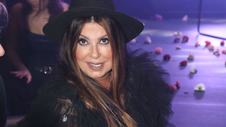 H Άντζελα Δημητρίου ποζάρει στο γραφείο του Δούκα από τις «Άγριες Μέλισσες»