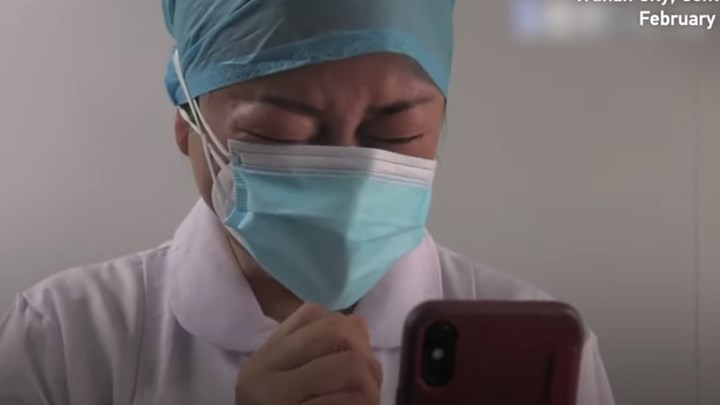 Κορονοϊός: Η συγκλονιστική στιγμή που νοσοκόμα στην Γουχάν μαθαίνει ότι πέθανε η μητέρα της - ΒΙΝΤΕΟ