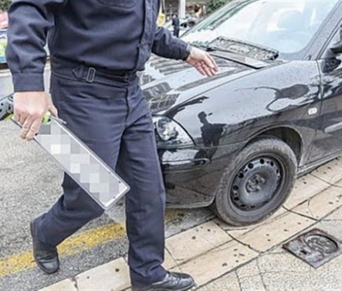 Πάτρα: Συνεχίζεται το "σαφάρι" της ΕΛ.ΑΣ για διπλοστάθμευση - Ξηλώθηκαν περίπου 300 πινακίδες