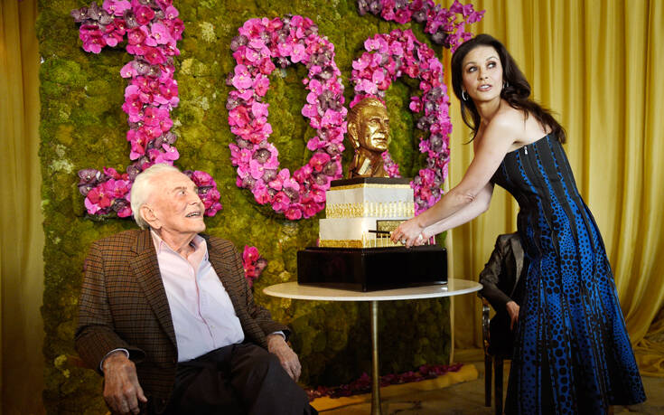 Το συγκινητικό αντίο της Κάθριν Ζέτα Τζόουνς στον Κερκ Ντάγκλας