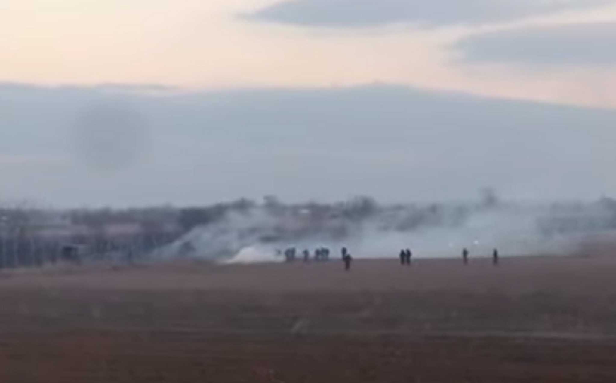 ''Μυρίζει μπαρούτι'' στον Έβρο! Έκοψαν το φράχτη για να μπουν στην Ελλάδα - Έρχονται μετανάστες στα σύνορα με λεωφορεία - ΒΙΝΤΕΟ