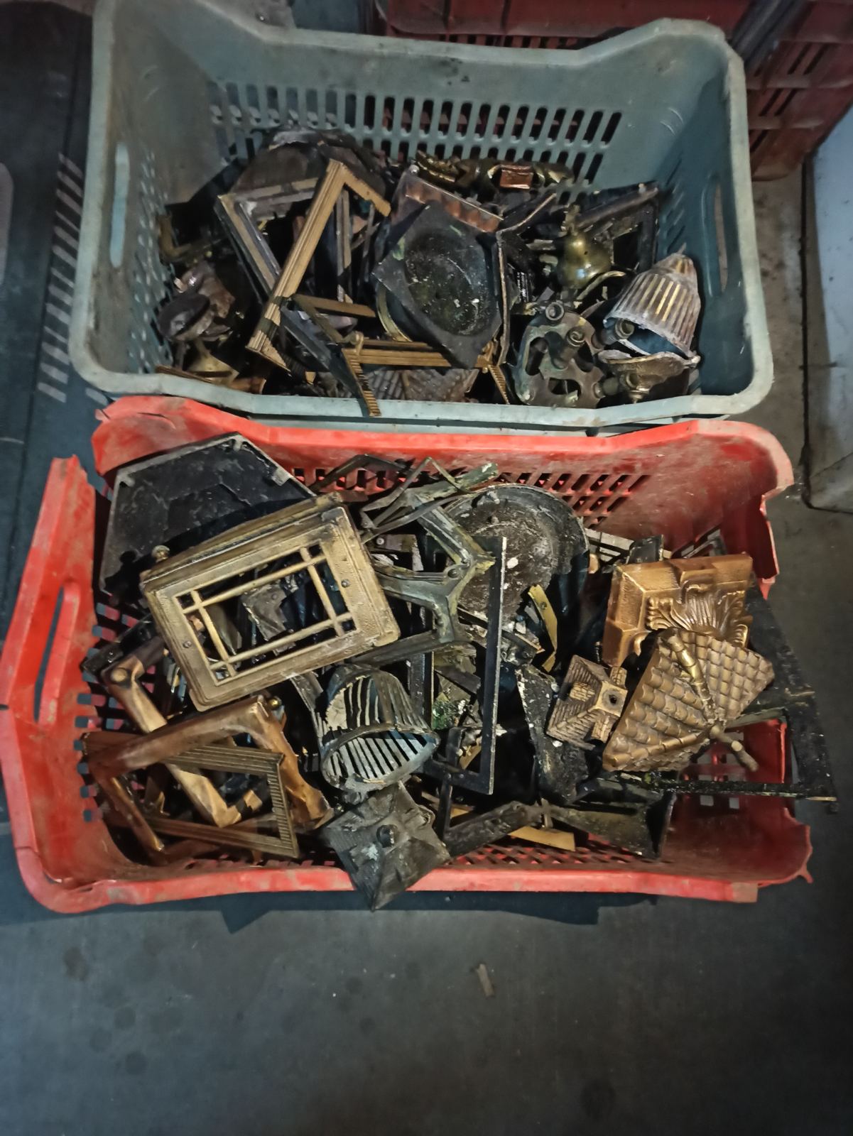 Συνελήφθησαν δύο άνδρες για διάπραξη κλοπών σε κοιμητήριο