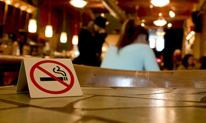 Πάτρα: Τους ...έκαψε ο αντικαπνιστικός - Πρόστιμα σε 3 καταστήματα!