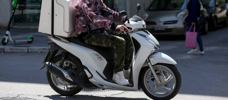 Ανήσυχοι οι ντελιβεράδες: Θα γίνουμε διανομείς κορονοϊού αντί τροφίμων