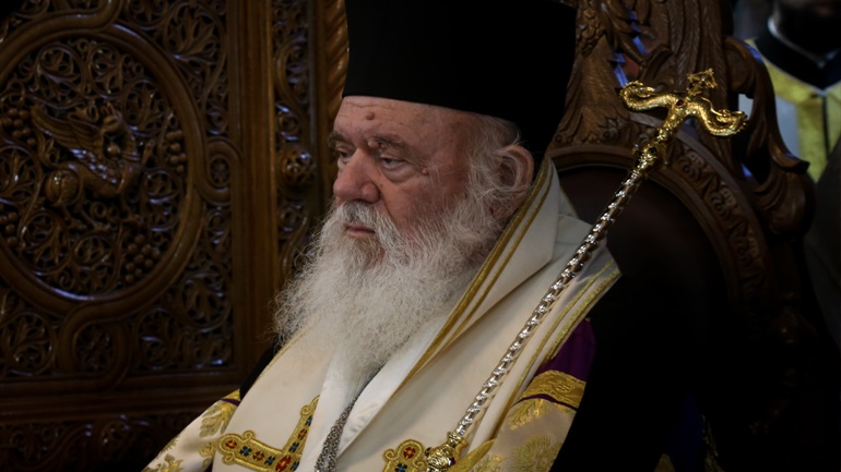 Ιερώνυμος: Κάντε κουράγιο και προσευχές από το σπίτι