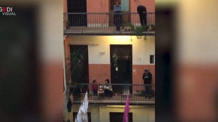 Ιταλία: Viral το «πάρτι» γενεθλίων από τα μπαλκόνια για τον 2χρονο Φεντερίκο – ΒΙΝΤΕΟ