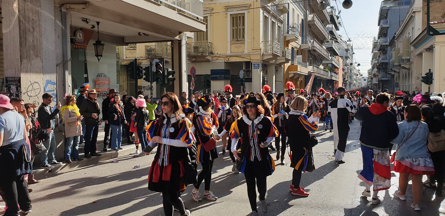 Πάτρα: "Επώνυμες" αντιδράσεις με ακραίες εκφράσεις για την καρναβαλική παρέλαση - Οι απαντήσεις