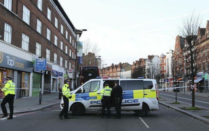 Η αστυνομία στο Λονδίνο σκότωσε έναν άνδρα οπλισμένο με μαχαίρια
