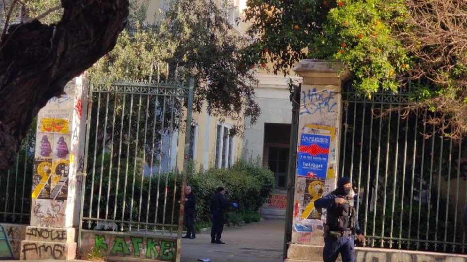Πολυτεχνείο: Επιχείρηση εκκένωσης του κτιρίου Γκίνη από την Αστυνομία