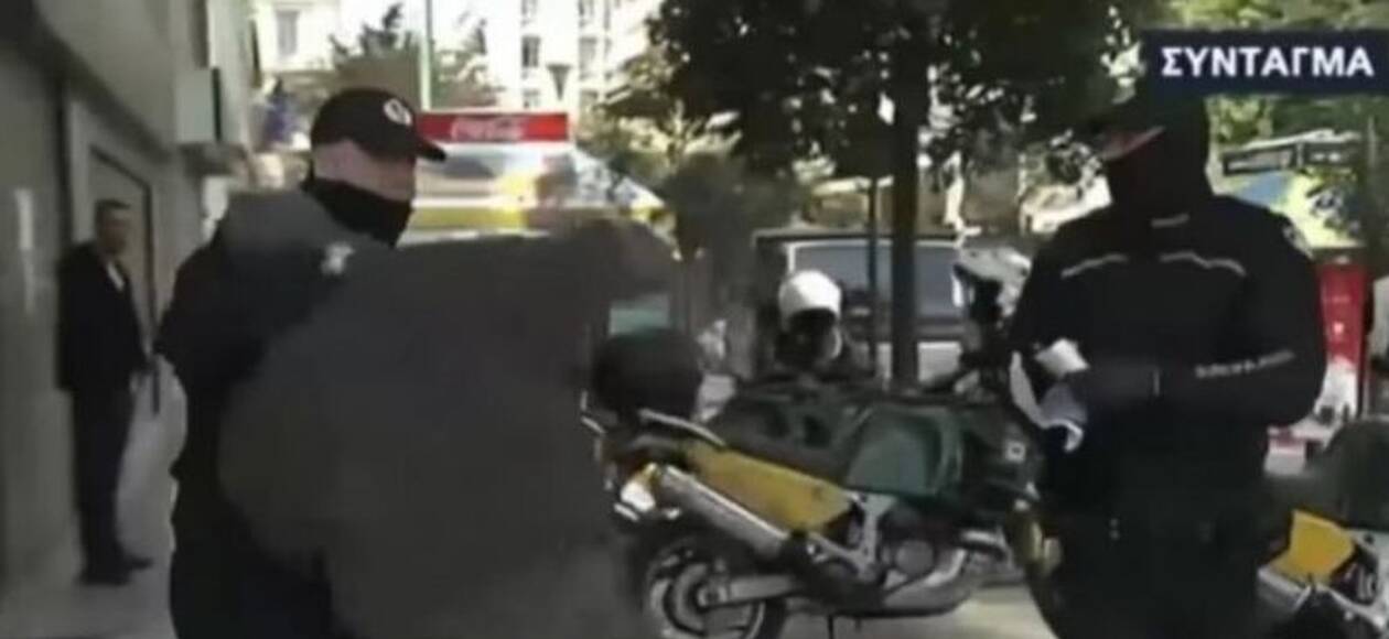 Απαγόρευση κυκλοφορίας: Δημοτικός αστυνομικός έκανε κεφαλοκλείδωμα σε ηλικιωμένο - ΒΙΝΤΕΟ