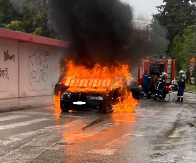 Πάτρα: "Λαμπάδιασε" αυτοκίνητο στην Πατρών Κλάους - Γρήγορα επεκτάθηκε η φωτιά! ΦΩΤΟ