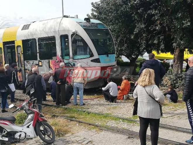 Πάτρα: Εκτροχιάστηκε ο Προαστιακός στο ύψος της Τριών Συμμάχων - Ποια δρομολόγια πραγματοποιούνται - ΦΩΤΟ- ΒΙΝΤΕΟ