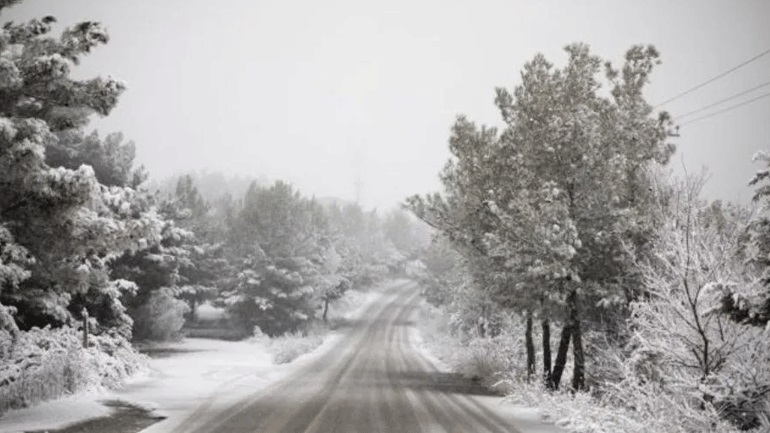 Θεσσαλονίκη: Στα λευκά «ντύθηκε» ο Χορτιάτης