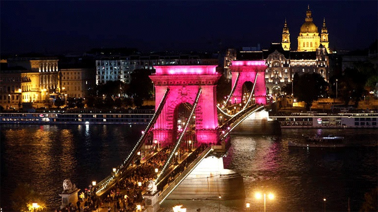 Βαλς του Στράους στους δρόμους της Βουδαπέστης για τους αποκλεισμένους κατοίκους