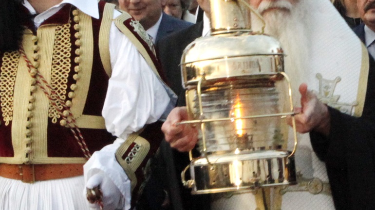 Στην Αθήνα θα παραμείνει το Άγιο Φως - Δεν θα διανεμηθεί στην επικράτεια