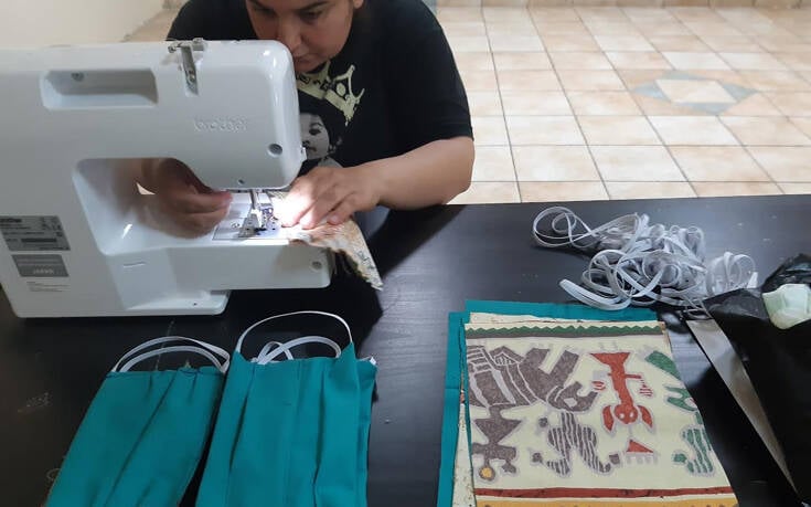 Ανδραβίδα: Γυναίκες πρόσφυγες ράβουν προστατευτικές μάσκες για τον κορονοϊό - ΦΩΤΟ