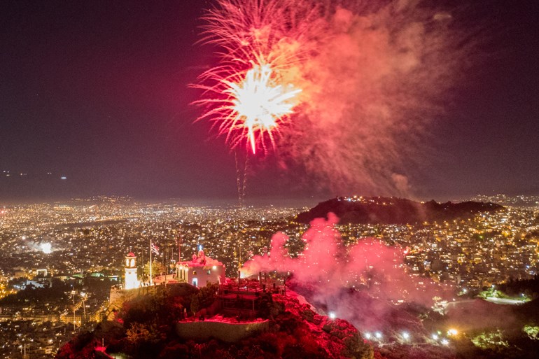 Η Αθήνα γιόρτασε την Ανάσταση με πυροτεχνήματα - ΦΩΤΟ