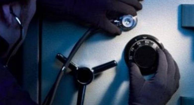 Διακοπτό: Διάρρηξη χρηματοκιβωτίου με 20.000 ευρώ από τα ΕΛΤΑ - "Φούντωσαν" το όχημα διαφυγής