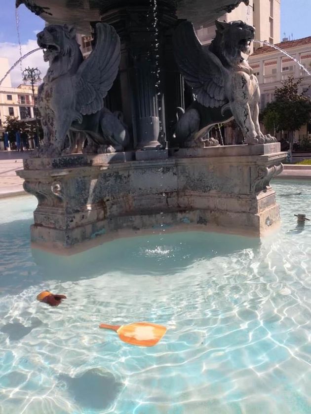 Πλατεία Γεωργίου: Είδη θαλάσσης στο συντριβάνι - ΦΩΤΟ