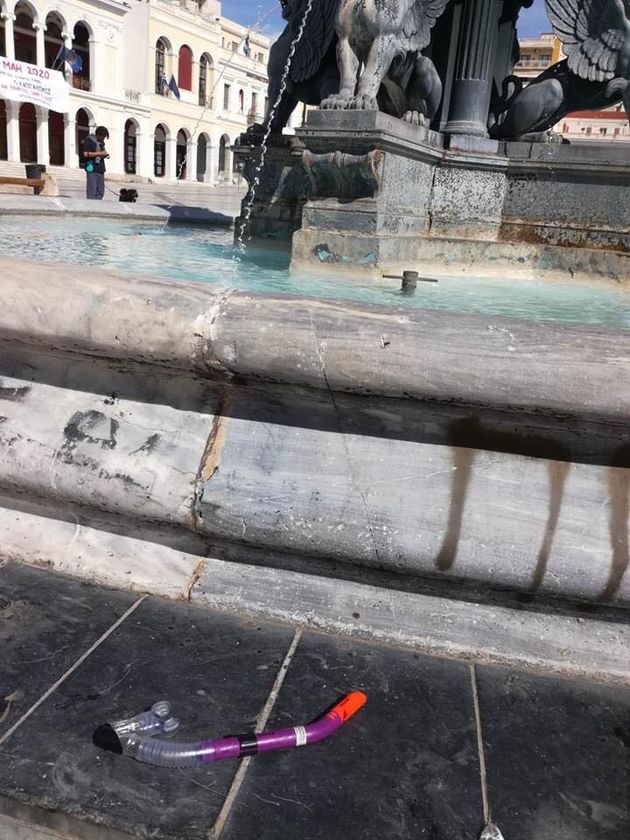 Πλατεία Γεωργίου: Είδη θαλάσσης στο συντριβάνι - ΦΩΤΟ