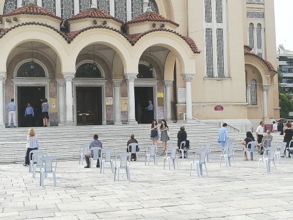 Πάτρα: Ανοιξαν οι Εκκλησίες - Λειτουργίες με μέτρα προστασίας - Πιστοί με καρέκλες έξω από τους Ναούς ΦΩΤΟ και ΒΙΝΤΕΟ