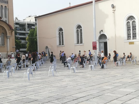 Πάτρα: Ανοιξαν οι Εκκλησίες - Λειτουργίες με μέτρα προστασίας - Πιστοί με καρέκλες έξω από τους Ναούς ΦΩΤΟ και ΒΙΝΤΕΟ