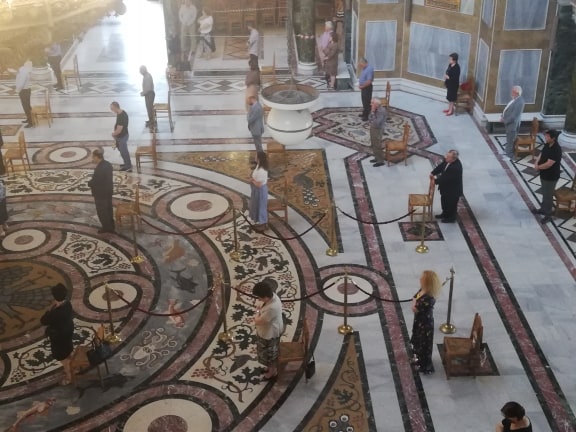 Πάτρα: Ανοιξαν οι Εκκλησίες - Λειτουργίες με μέτρα προστασίας - Πιστοί με καρέκλες έξω από τους Ναούς ΦΩΤΟ και ΒΙΝΤΕΟ