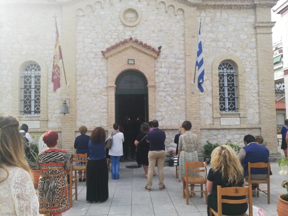 Πάτρα: Ανοιξαν οι Εκκλησίες - Λειτουργίες με μέτρα προστασίας - Πιστοί με καρέκλες έξω από τους Ναούς ΦΩΤΟ και ΒΙΝΤΕΟ