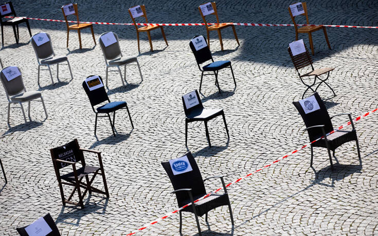 "emptychairs": Και το Σύνταγμα θα γεμίσει σήμερα άδειες καρέκλες