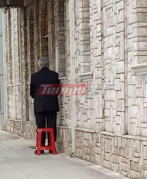 Πάτρα: Ο κύριος με το κοστούμι και το κόκκινο σκαμπό... Μια συγκινητική ιστορία στις ημέρες της καραντίνας - ΦΩΤΟ