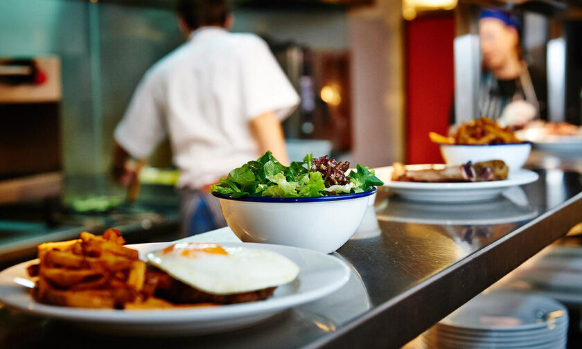 Μειώνεται στο 13% ο ΦΠΑ στην εστίαση από την 1η Ιουνίου - Κατατέθηκε η τροπολογία