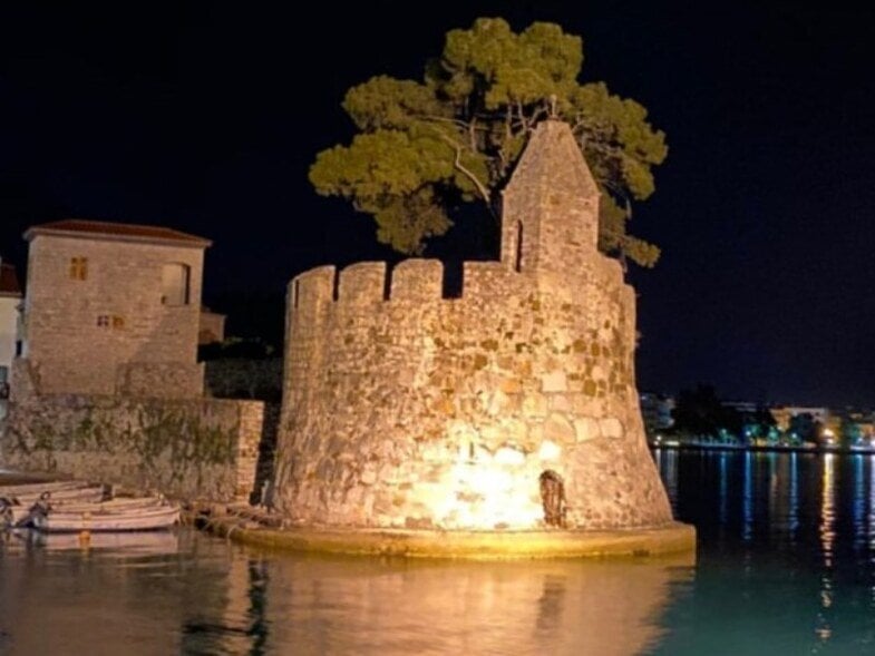 Ναύπακτος: H στιγμή που 17χρονος πέφτει από τον φάρο και τραυματίζεται - ΒΙΝΤΕΟ