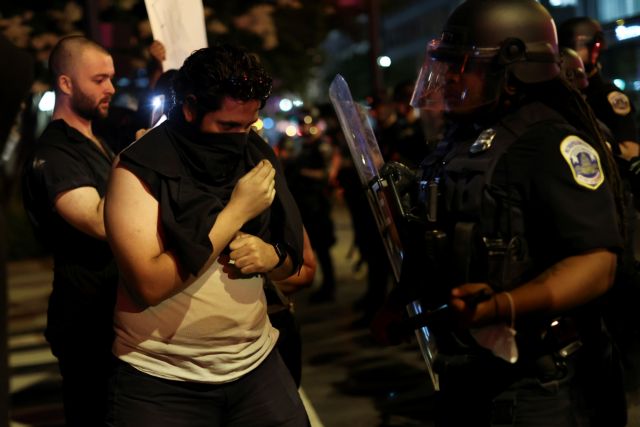 Δολοφονία Φλόιντ : Δακρυγόνα μπροστά στον Λευκό Οίκο – Σε υπόγειο μεταφέρθηκε ο Τράμπ