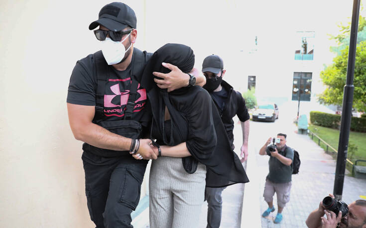 Μαρτυρία: Μαυροφορεμένη κυκλοφορούσε στη γειτονιά της Ιωάννας από τον Ιανουάριο - Η επίσκεψη σε ανθοπωλείο και το βιτριόλι