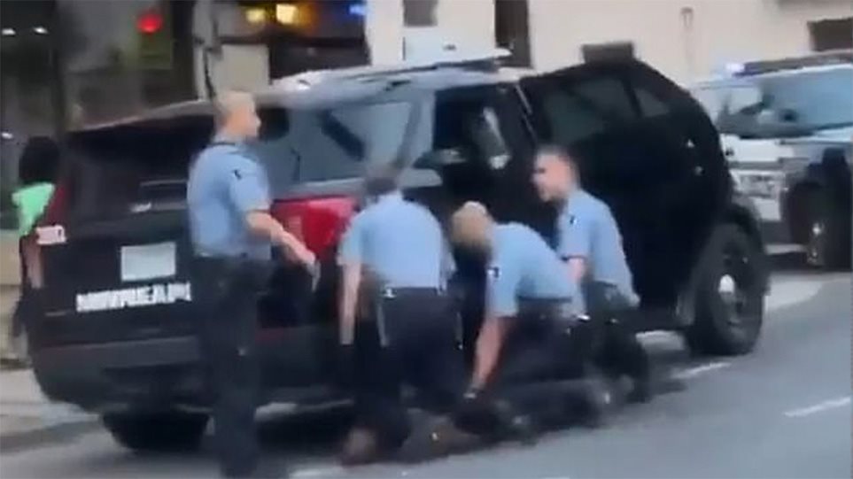 Τζορτζ Φλόιντ: Κατηγορούμενοι για τον φόνο του και οι άλλοι τρεις αστυνομικοί που πατούσαν πάνω στο σώμα του