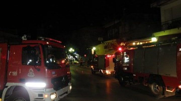 Αίγιο: Στις φλόγες καφετέρια - Κατέρρευσε η οροφή