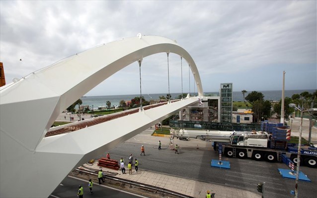 Αθήνα: Τοποθετήθηκε η εντυπωσιακή πεζογέφυρα