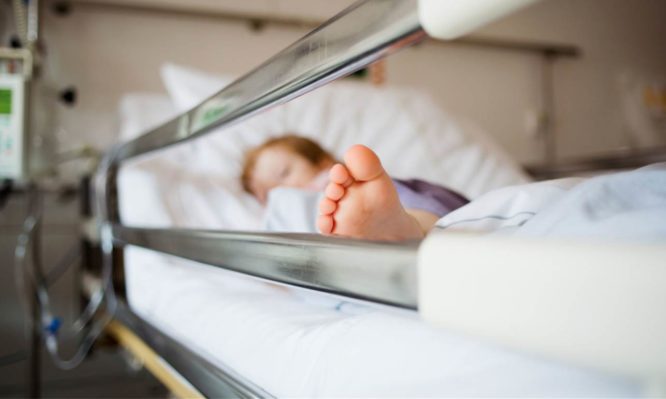 Πάτρα: Γιατροί έσωσαν 10 μηνών αγοράκι - Καρύδι είχε σφηνωθεί στους πνεύμονες του - ΒΙΝΤΕΟ