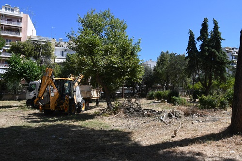 Πάτρα: Εργαζόμενοι του Δήμου καθάρισαν το πάρκο του Σκαγιοπουλείου