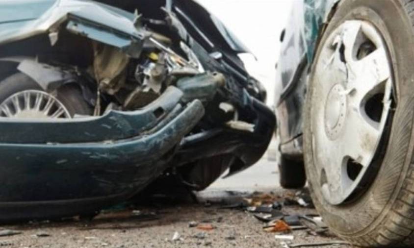 Πάτρα: Αυτοκίνητο χτύπησε δυο οχήματα και προσέκρουσε σε μάντρα