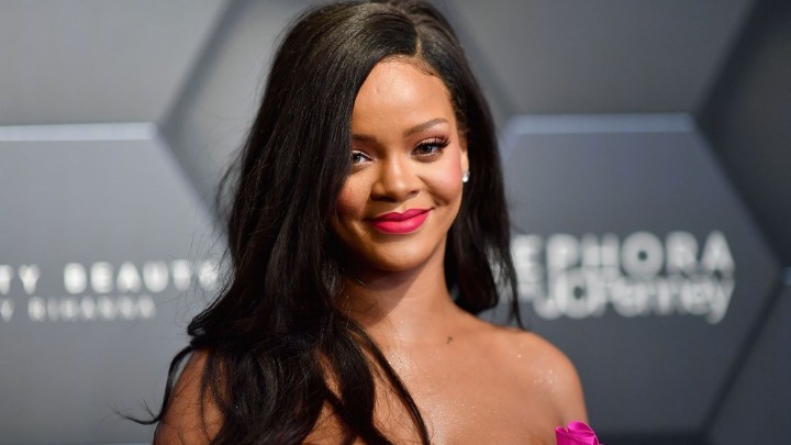 Η Rihanna ζητά τερματισμό της αστυνομικής βίας μέσω Twiter