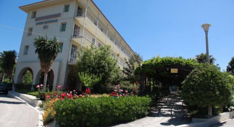 Πάτρα- Κωνσταντοπούλειο: Ανεμιστήρας οροφής κατέρρευσε τραυματίζοντας εργαζόμενη στο πρόσωπο!