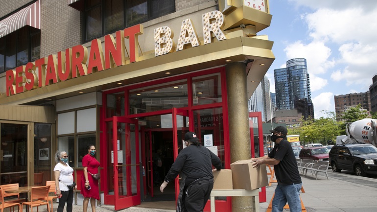 Αναβλήθηκε η επαναλειτουργία των εστιατορίων στη Νέα Υόρκη
