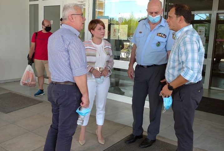 Στο πλευρό των τραυματισμένων αστυνομικών η Χριστίνα Αλεξοπούλου