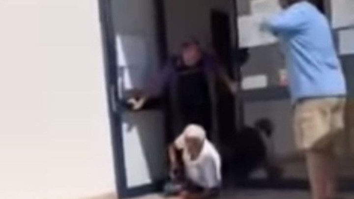 Σεκιουριτάς έβγαλε με τις κλωτσιές πολίτη έξω από τον ΔΕΔΔΗΕ - ΒΙΝΤΕΟ