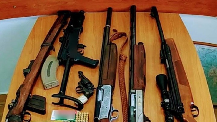 Αγρίνιο: Εκρυβε στο σπίτι του οπλοστάσιο - Πολεμικά όπλα βρήκαν οι αστυνομικοί