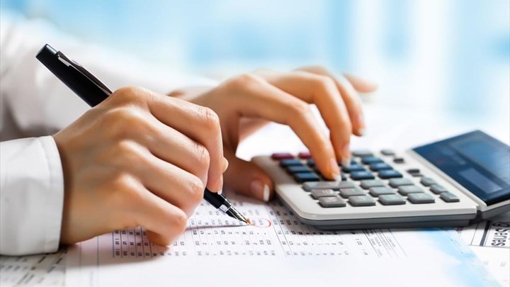 Εισφορά αλληλεγγύης: Τα δύο σενάρια για τη μείωσή της - Ποιοι και πόσο θα ωφεληθούν